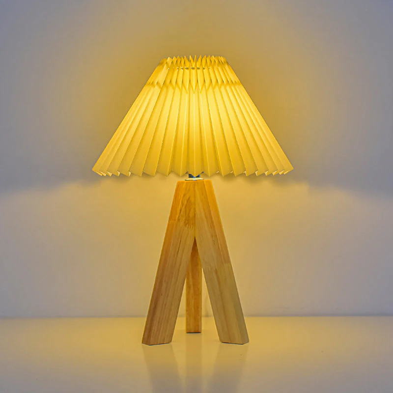 Moderne LED-Lampe im Bohème-Stil – Konischer Schirm auf Holzstativ