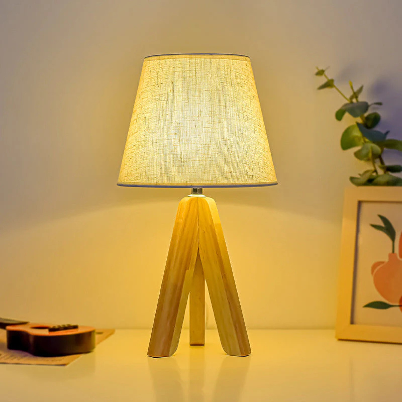 Moderne LED-Lampe im Bohème-Stil – Konischer Schirm auf Holzstativ